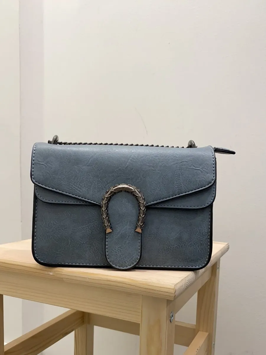 Borsa azzurra con dettaglio argento a ferro di cavallo