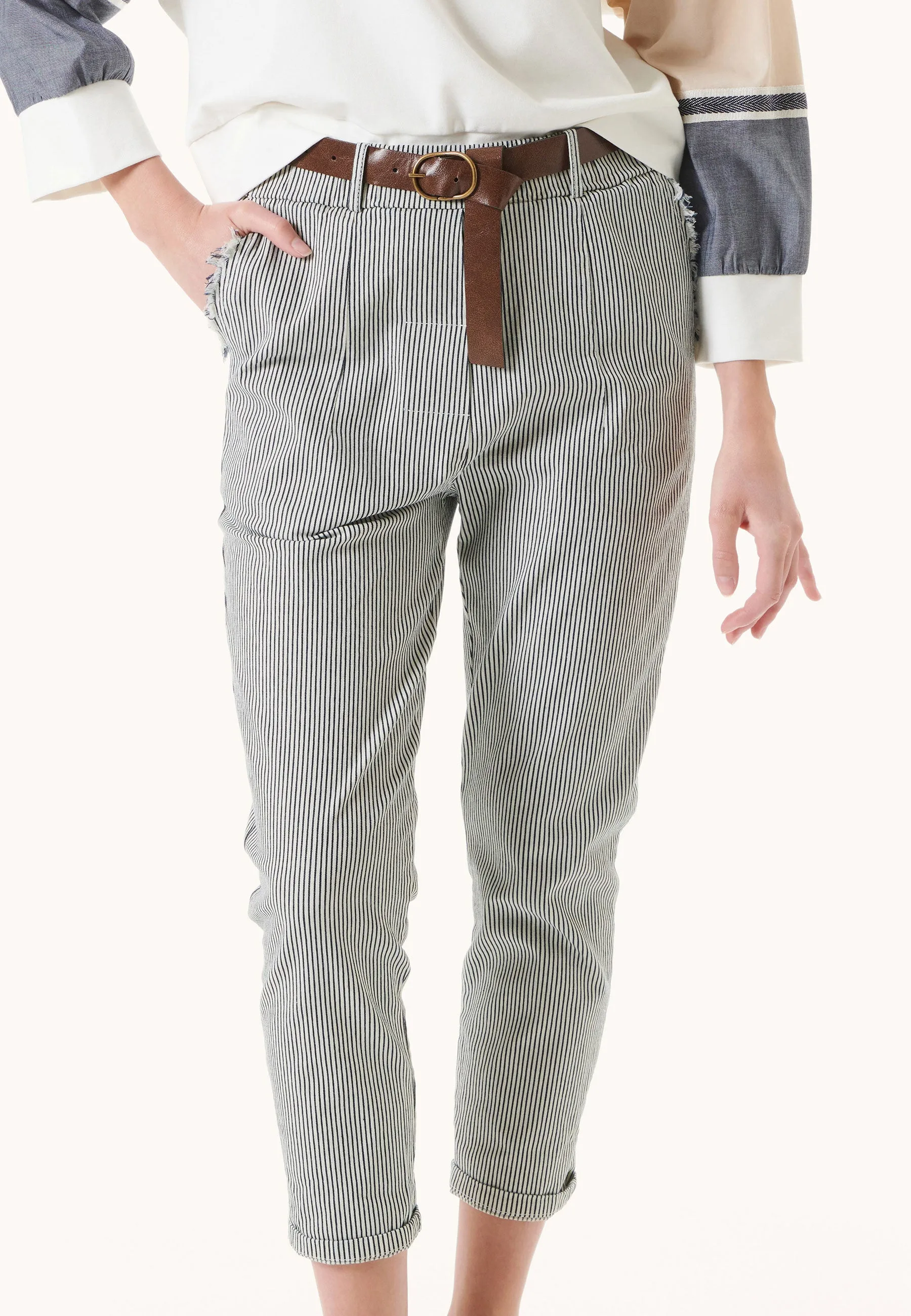 Pantalone a righe con tasche sfrangiate