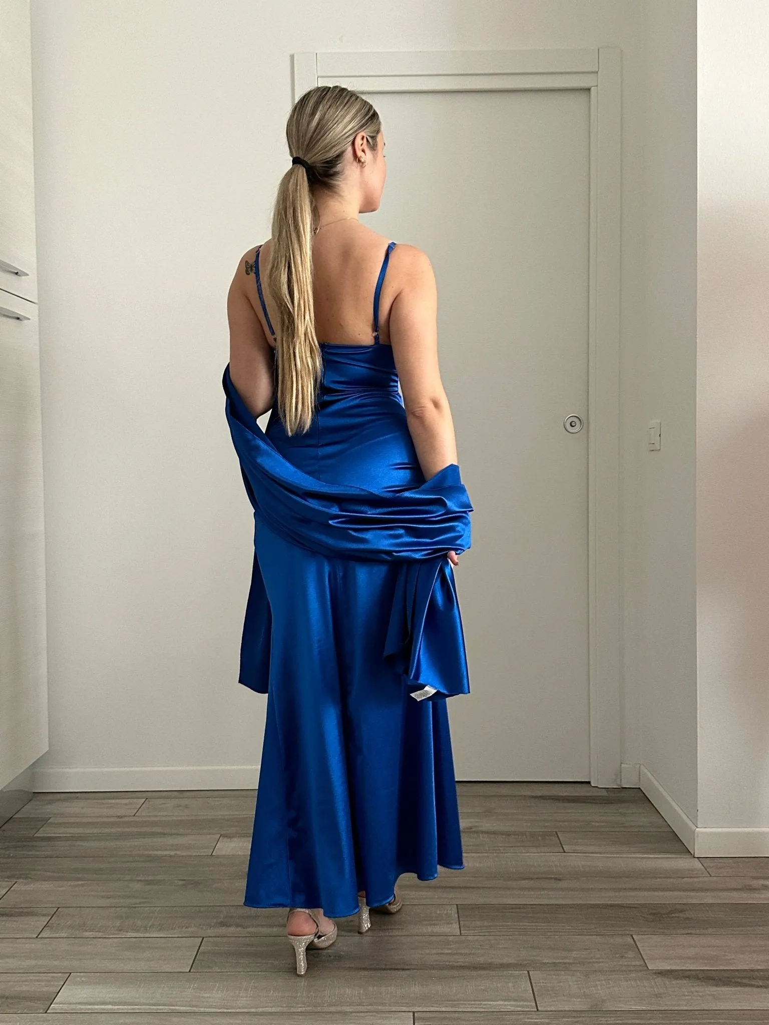 Vestito lungo in raso con corpetto e spacco